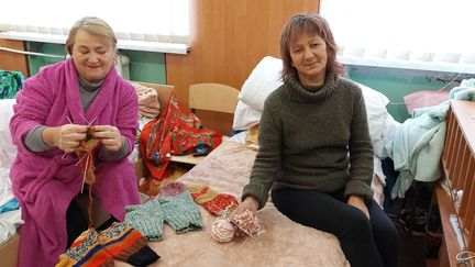 Anna et Valentina, deux soeurs réfugiées dans une école primaire de&nbsp;Kryvyi Rih, dans la région de Kherson.&nbsp; (GAELE JOLY / RADIO FRANCE)