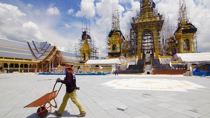 L’esplanade de Sanam Luang s'est métamorphosée en prévision des funérailles du roi Bhumibol, prévues du 25 au 29 octobre 2017. (LIONEL DE CONINCK / FRANCE TELEVISIONS)