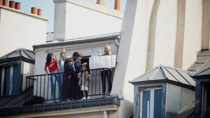 "Bienvenue à mon nouveau voisin." Depuis un balcon faisant face à l'Elysée, cette&nbsp;Parisienne a envoyé un petit message à Emmanuel Macron. (DENIS ALLARD / REA)