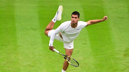 Le joueur espagnol Carlos Alcaraz lors du premier tour de Wimbledon 2022,&nbsp;le&nbsp;27 juin 2022. (SEBASTIEN BOZON / AFP)