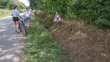 &nbsp; (La fourgonnette, qui transportait 14 jeunes tous mineurs, a terminé dans le fossé suite à une perte de contrôle du véhicule © MAXPPP)