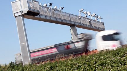 Un portique &eacute;cotaxe, non loin de Lille (Nord), le 23 juin 2014. (CITIZENSIDE/THIERRY THOREL / CITIZENSIDE.COM)