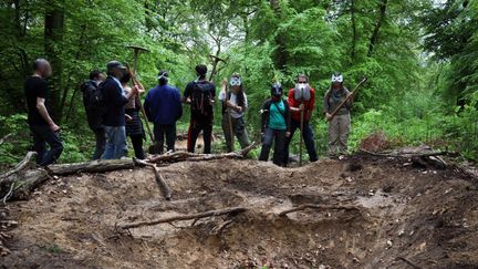 Une dizaine d'activistes ont creusé une mare dans la forêt de Bord (Eure) lors d'une journée organisée par Les Soulèvements de la Terre, pour empêcher le projet d'autoroute A133-A134. (@lessoulevements)