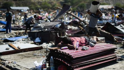 L'une des urgences est de distribuer de l'eau potable, après le séisme et le tsunami qui ont ravagé l'île de Célèbes. (JEWEL SAMAD / AFP)