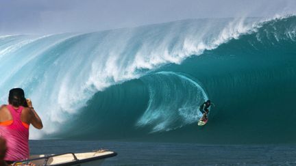 L'Américaine Keala Kennelly surfe la vague de Teahupo'o, à Tahiti, le 14 mai 2013. (GREGORY BOISSY / AFP)