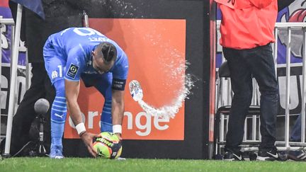 Dimitri&nbsp;Payet a reçu une bouteille d'eau en pleine tête alors qu'il allait tirer un corner, lors du match OL-OM du 21 novembre 2021. (PHILIPPE DESMAZES / AFP)