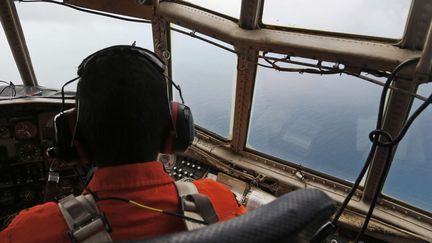 Un membre de l'aviation indon&eacute;sienne participant aux recherches du vol d'AirAsia, disparu depuis le 28 d&eacute;cembre 2014 au dessus de la mer de Java. (DITA ALANGKARA / AP / SIPA)