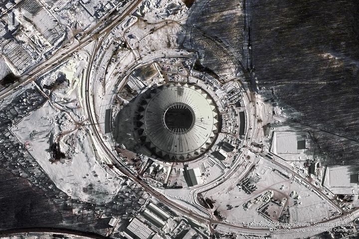 Vu d'en haut, l'Arena de Samara a des airs de soucoupe volante. Elle peut accueillir 45 000 spectateurs. (DEIMOS IMAGING / URTHECAST)