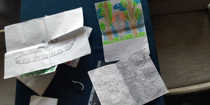 Après plusieurs jours de&nbsp;vie à la lueur d’une petite ampoule en plein coeur d'Azovstal, des enfants ont laissé quelques dessins à Natacha pour la remercier d'avoir fait la cuisine. (ÉRIC AUDRA / FRANCEINFO)