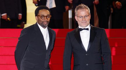 Le réalisateur américain Spike Lee (G) et le délégué général du festival de Cannes Thierry Frémaux sur le tapis rouge en 2008. (FRANCOIS GUILLOT / AFP)