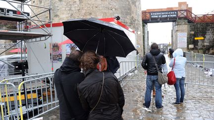 L'attente sous la pluie pour un concert des Francofolies de La Rochelle le 13 juillet 2012. (XAVIER LEOTY / AFP)