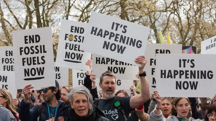 Des militants d'Extinction Rebellion le premier jour d'une semaine de manifestations et d'actions de désobéissance civile pour exiger du gouvernement britannique l'arrêt immédiat de toute nouvelle infrastructure de combustible fossile, le 9 avril 2022 à Londres, en Angleterre. (WIKTOR SZYMANOWICZ / NURPHOTO / AFP)