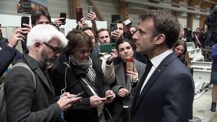 Emmanuel Macron répondait aux questions de la presse pendant sa visite à Muttersholtz (Bas-Rhin)