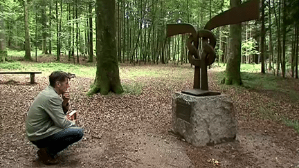 Franck Seigneur devant le monument qui scelle l'amitié et les liens  fraternels entre Bruyères et les vétérans du 110e/442e régiment
 (France 3 Culturebox)