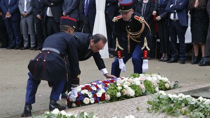 François Hollande dépose une gerbe devant le monument aux victimes du terrorismes, aux Invalides, à Paris, lundi 19 septembre 2016.&nbsp; (MICHEL EULER / AFP)