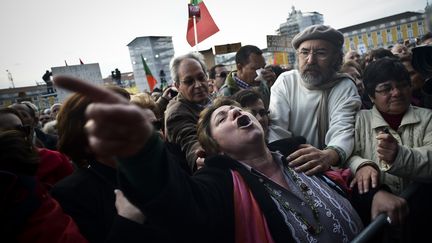 Une femme manifeste dans les rues de Lisbonne parmi&nbsp;500 000 personnes selon les organisateurs contre l'Aust&eacute;rit&eacute;&nbsp; (PATRICIA DE MELO MOREIRA / AFP)