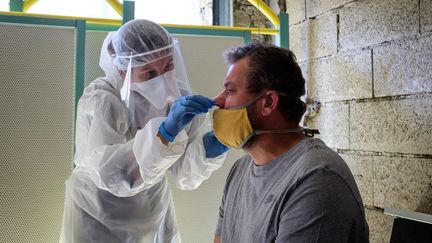 Une infirmière effectue un prélèvement pour un test de dépistage du Covid-19, le 18 mai 2020, à Sedan (Ardennes). (VIKTOR POISSON / HANS LUCAS / AFP)