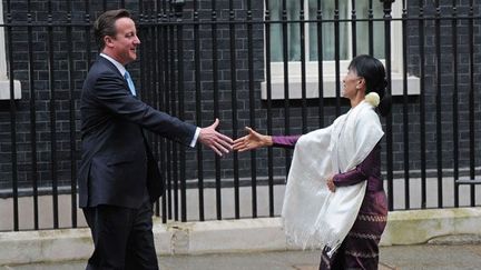 Avec le Premier ministre britannique, David Cameron, devant le 10 Downing Street.

La «dame de Rangoun» a approuvé la décision de David Cameron d’inviter à Londres le président birman, Thein Sein, ouvrant ainsi la porte à une normalisation accrue des relations avec la Birmanie.

«Je suis d'accord… Nous ne devons pas nous laisser entraver par le passé», mais au contraire «l'utiliser pour construire le futur», a ajouté Aung San Suu Kyi. ( AFP PHOTO / CARL COURT)