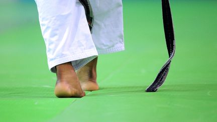 Un judoka avec une ceinture noire lors d'une séance d'entraînement avant les Jeux olympiques à&nbsp;l'Institut national du sport et de l'éducation physique (Insep) à Paris, le 11 mai 2012.&nbsp; (FRANCK FIFE / AFP)