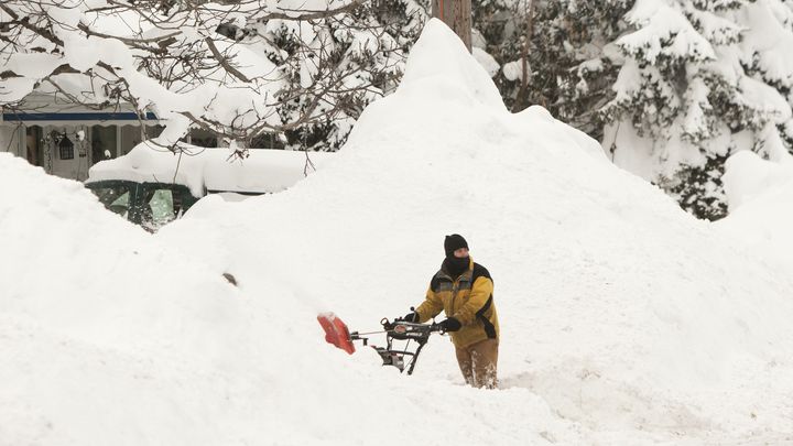 Un homme d&eacute;neige devant sa maison &agrave; Buffalo, jeudi 20 novembre. (REUTERS)