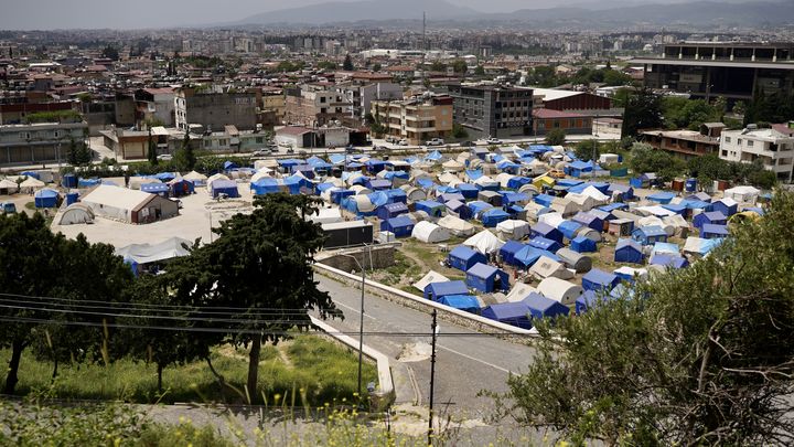 L'un des nombreux villages de tentes en bordure d'Antakya (Turquie), le 12 mai 2023. (PIERRE-LOUIS CARON / FRANCEINFO)