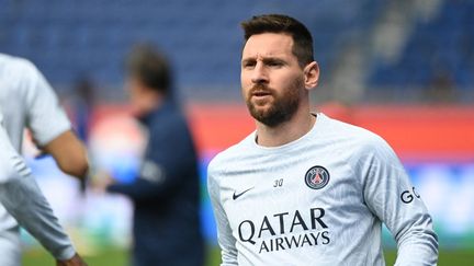 Leo Messi à l'échauffement avant PSG-Lorient, le 30 avril. (ALAIN JOCARD / AFP)