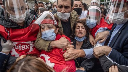 En Turquie,&nbsp;la police est intervenue par la force pour déloger des manifestants sur la place Taksim d'Istanbul, symbole des mouvements d'opposition à Recep Tayyip Erdogan. (BULENT KILIC / AFP)