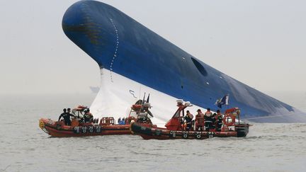 Des secouristes op&eacute;rent &agrave; proximit&eacute; de l'&eacute;pave du ferry "Sewol",&nbsp;au large des c&ocirc;tes de la Cor&eacute;e du Sud, le 22 avril 2014. (DONG-A ILBO / DONG-A ILBO)