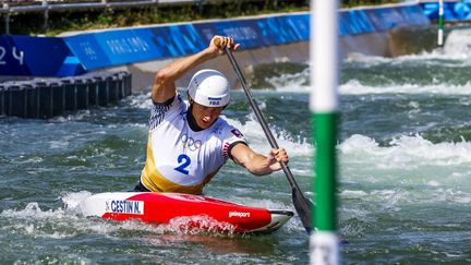 Le Français Nicolas Gestin, lors de la demi-finale de canoë slalom sur le site nautique de Vaires-sur-Marne, le 29 juillet 2024. (GREGORY LENORMAND / AFP)