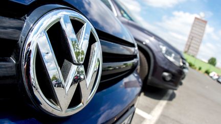 Le logo de Volkswagen, sur une voiture de la marque en Allemagne, le 14 juin 2018. (HAUKE-CHRISTIAN DITTRICH / DPA)