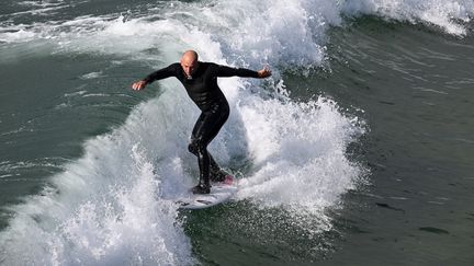 "Les gens disent que c'est dingue, peut-être que eux sont dingues de ne pas essayer". Nous avons accompagné le surfeur australien Matt Formston, non voyant depuis l'âge de 5 ans, dans le plus grand défi de sa vie.