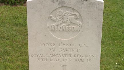 La tombe du soldat William Swift au cimetière militaire de&nbsp;Tilloy-Lès-Mofflaines (Pas-de-Calais). (CAPTURE D'ÉCRAN FRANCE 3 / S. BRUHIER)