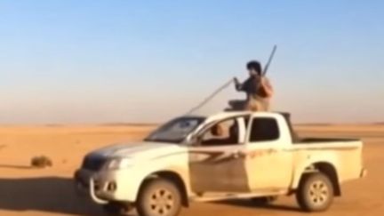 Capture d'&eacute;cran d'une vid&eacute;o montrant un homme sur le toit de son v&eacute;hicule, en Arabie saoudite. (ABU NAWAF NETWORK / FRANCETV INFO)