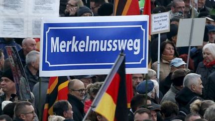 «Merkel doit partir», peut-on lire sur cette banderole d'une manifestation de Pegida le 19 octobre 2015 à Dresde (est de l'Allemagne). (REUTERS - Fabrizio Bensch)