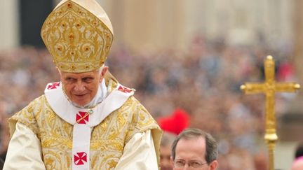 Le pape Benoit XVI célèbrant la messe de Pâques sur la place Saint-Pierre de Rome, le 24 mai 2011. (AFP - ALBERTO PIZZOLI)