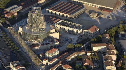 Vue aérienne du campus de la fondation Luma, avec la tour imaginée par l'architecte Frank Gehry, sur l'ancien parc des ateliers SNCF d'Arles (juin 2019) (© DRONIMAGES)