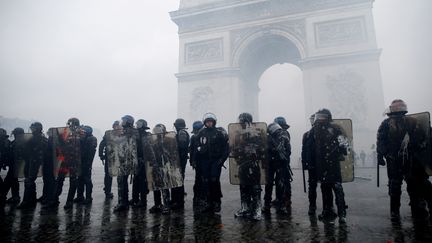 Place de l’Etoile à Paris, le 1er décembre 2018. Au dixième jour de la mobilisation des "gilets jaunes", les forces de l’ordre montent la garde devant l’Arc-de-Triomphe pour faire face aux manifestants durant l’acte III de la manifestation. (STEPHANE MAHE / REUTERS)