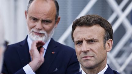 Edouard Philippe et Emmanuel Macron lors d'une visite sur le port du Havre, en Seine-Maritime, le 14 avril 2022. (LUDOVIC MARIN / POOL / AFP)