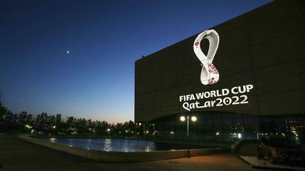 Panneau d'affichage pour la Coupe du monde de football 2022, qui aura lieu au Qatar. (AFP)