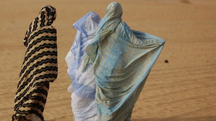 Femmes marchant dans le désert à Chinguetti (ouest de la Mauritanie) le 13 mars 2007. (SCHALK VAN ZUYDAM/AP/SIPA / AP)