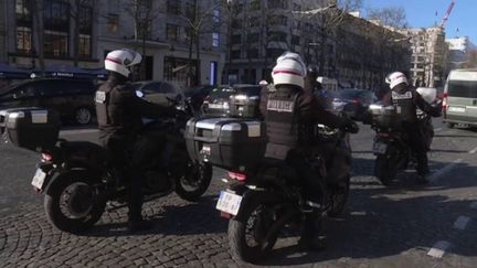 Ils sont déterminés à manifester dans Paris.&nbsp;Des milliers de personnes qui participent au "convoi de la liberté" tentent d'échapper aux barrages policiers mis en place dans la capitale.&nbsp;Le journaliste Thomas&nbsp;Cuny&nbsp;fait le point sur la situation, en direct des&nbsp;Champs-Élysées&nbsp;à Paris. (FRANCE 3)