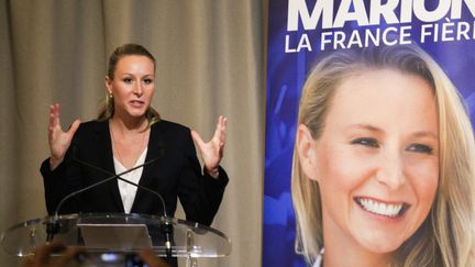 Marion Maréchal, tête de liste Reconquête aux élections européennes, présente le programme de son parti lors d'une conférence de presse à Paris, le 13 mai 2024. (QUENTIN DE GROEVE / HANS LUCAS / AFP)