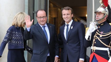 Emmanuel Macron et François Hollande à l'Elysée, le 15 septembre 2017 (LUDOVIC MARIN / AFP)