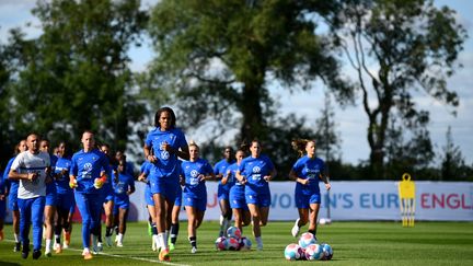 Les joueuses de l'équipe de France de football, menée par Wendy Renard, lors d'un entraînement&nbsp;à Ashby-de-la-Zouch, le 5 juillet 2022, pendant l'Euro 2022 en Angleterre. (FRANCK FIFE / AFP)