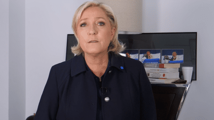 La candidate du FN, Marine Le Pen, s'est adressée aux électeurs de Jean-Luc Mélenchon, vendredi 28 avril 2017, dans une vidéo postée sur Twitter. (MARINE LE PEN / YOUTUBE)