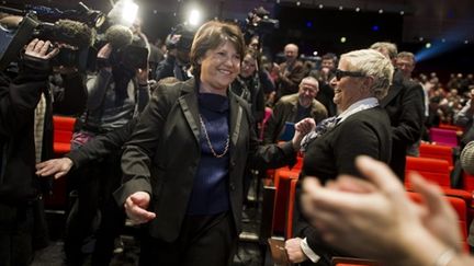 Martine Aubry saluée par des militants, lors de son arrivée au Palais des congrès à Paris, le 30 janvier 2011. (AFP - Fred Dufour)