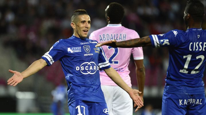 Florian Raspentino c&eacute;l&egrave;bre son but avec Djibril Ciss&eacute;. Avant de d&eacute;chanter. (JEFF PACHOUD / AFP)