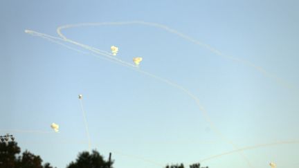 Des missiles dans le ciel d'Ashkelon, en Israël, le 16 mai 2021. (ARIEL SPORN / SPUTNIK / AFP)