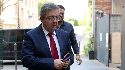 Jean-Luc Mélenchon arrive au siège de son parti, où des réunions sur les prochaines élections législatives avec les représentants des partis se déroulent, le 29 avril 2022 à Paris. (THOMAS COEX / AFP)