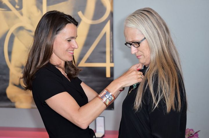 Jane Campion officier des Arts et des Lettres par Aurélie Filippetti.
 (Bertrand Langlois / AFP)